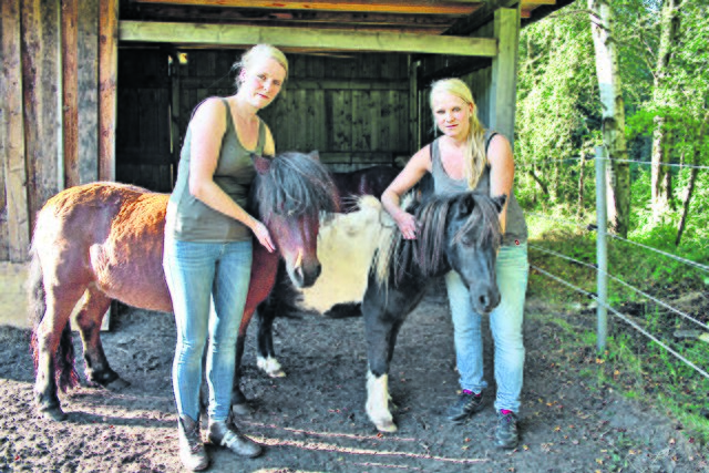 Hoffen, dass ihren drei verbleibenden Ponys nichts passiert: Sandra Tonn (li.) und ihre Schwester Bianca