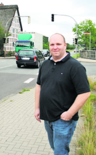 Der Osterladekoper Lars von Holten ist kolossal genervt. Wenn er morgens zur Arbeit fahren möchte, muss er in der Regel mehrere Minuten warten, bis die Kreisstraße frei ist