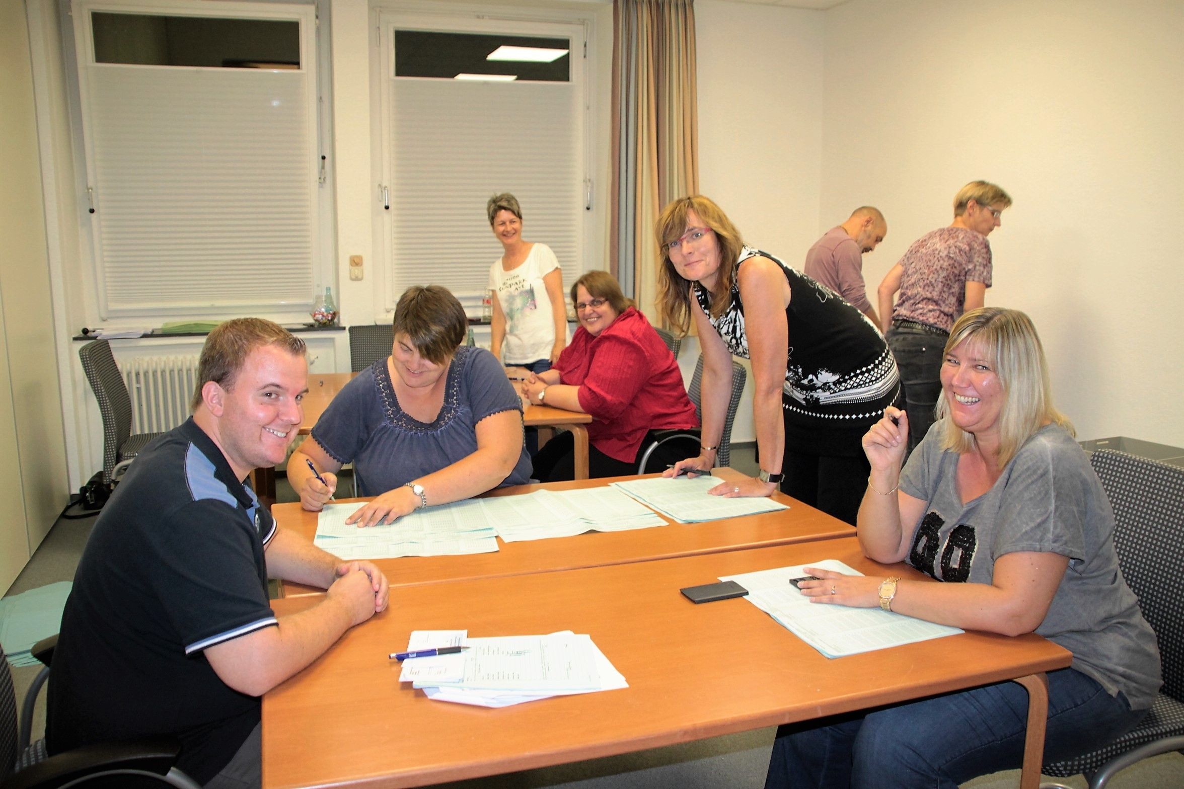 Auszählung im Rathaus in Himmelpforten. Erste Samtgemeinderätin Ute Kück (4. v. re.) und Mitarbeiter mit vielen Briefwahlformularen