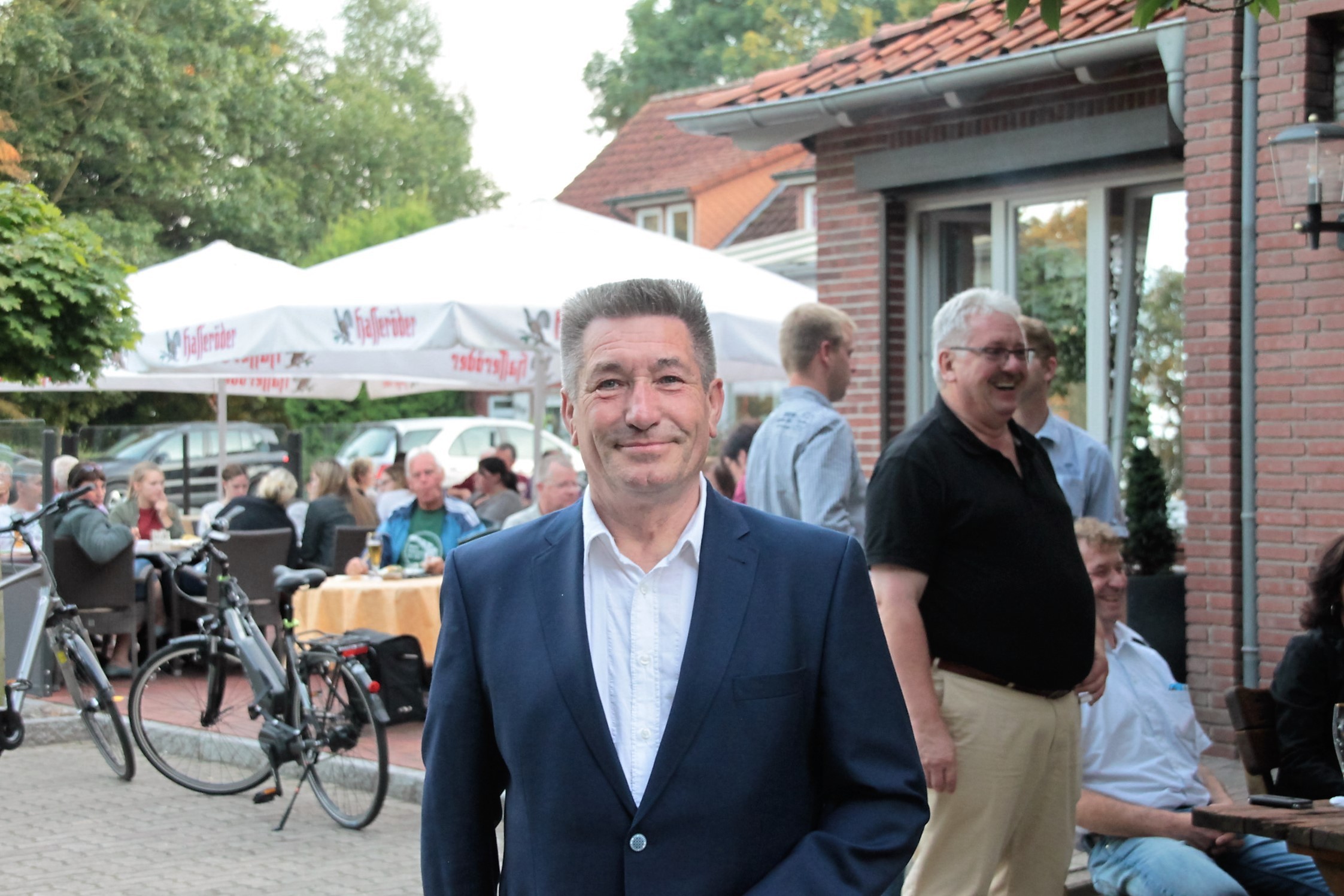 Gerhard Behrmann, CDU-Chef in der Samtgemeinde Fredenbeck, vor der Niedersachsenschänke. Dort wurde am Abend die Wahlparty eröffnet