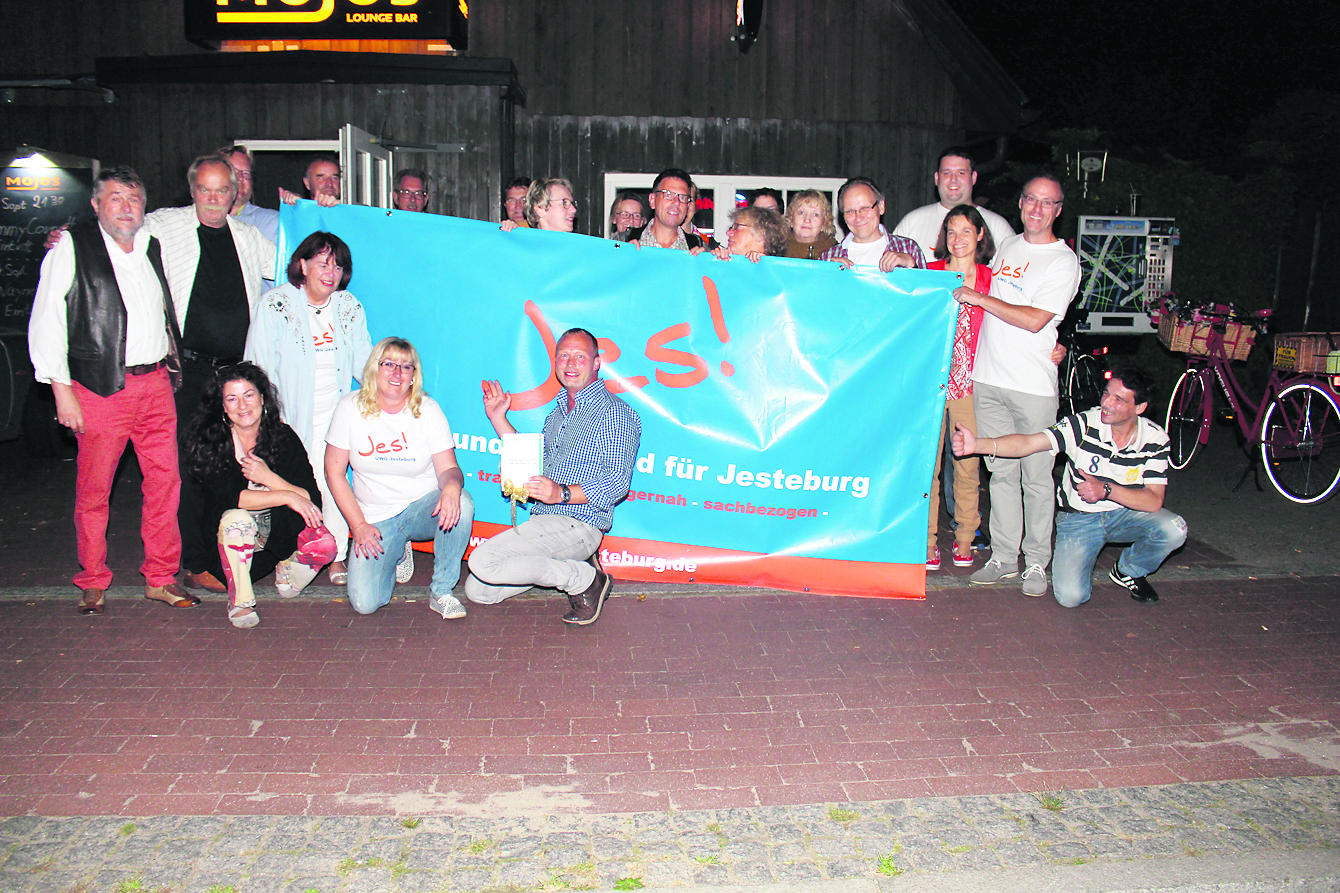 Party-Stimmung vor dem „Mojos“ in Jesteburg: Die UWG Jes! ist der Sieger der Kommunalwahl. Aus dem Stand holt die Wählergemeinschaft 22,4 Prozent