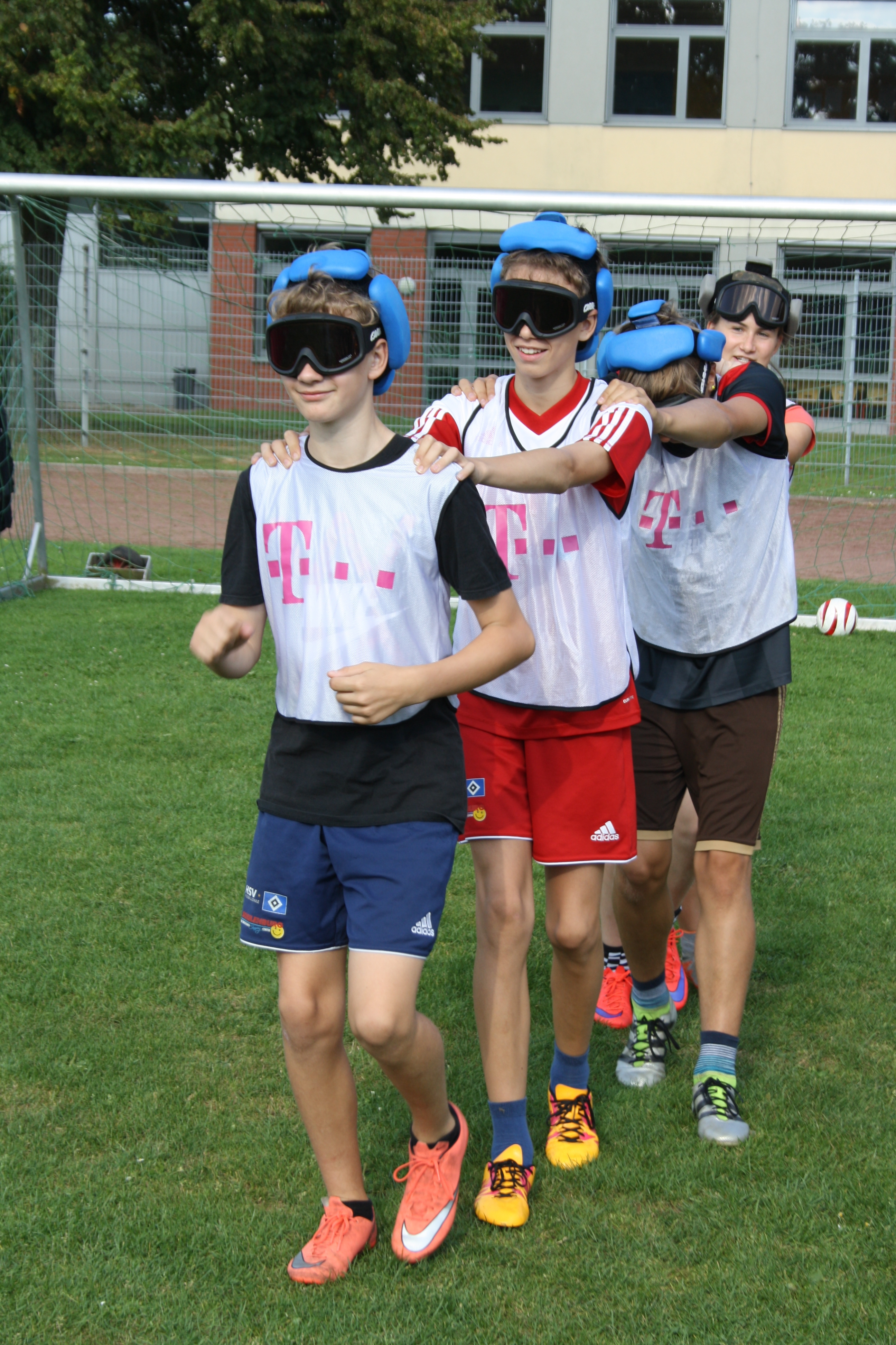 Diese Vertrauensübung sollte die Spieler auf das Spielen mit der Dunkelbrille vorbereiten
