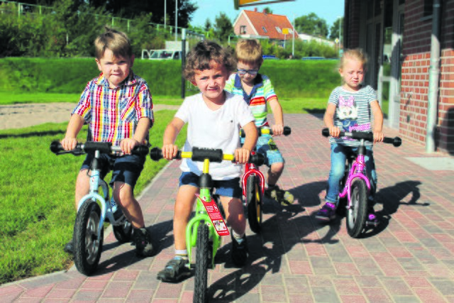 Probieren die Laufräder gleich aus (v. li.): Nick, Louis, Felix und Mia