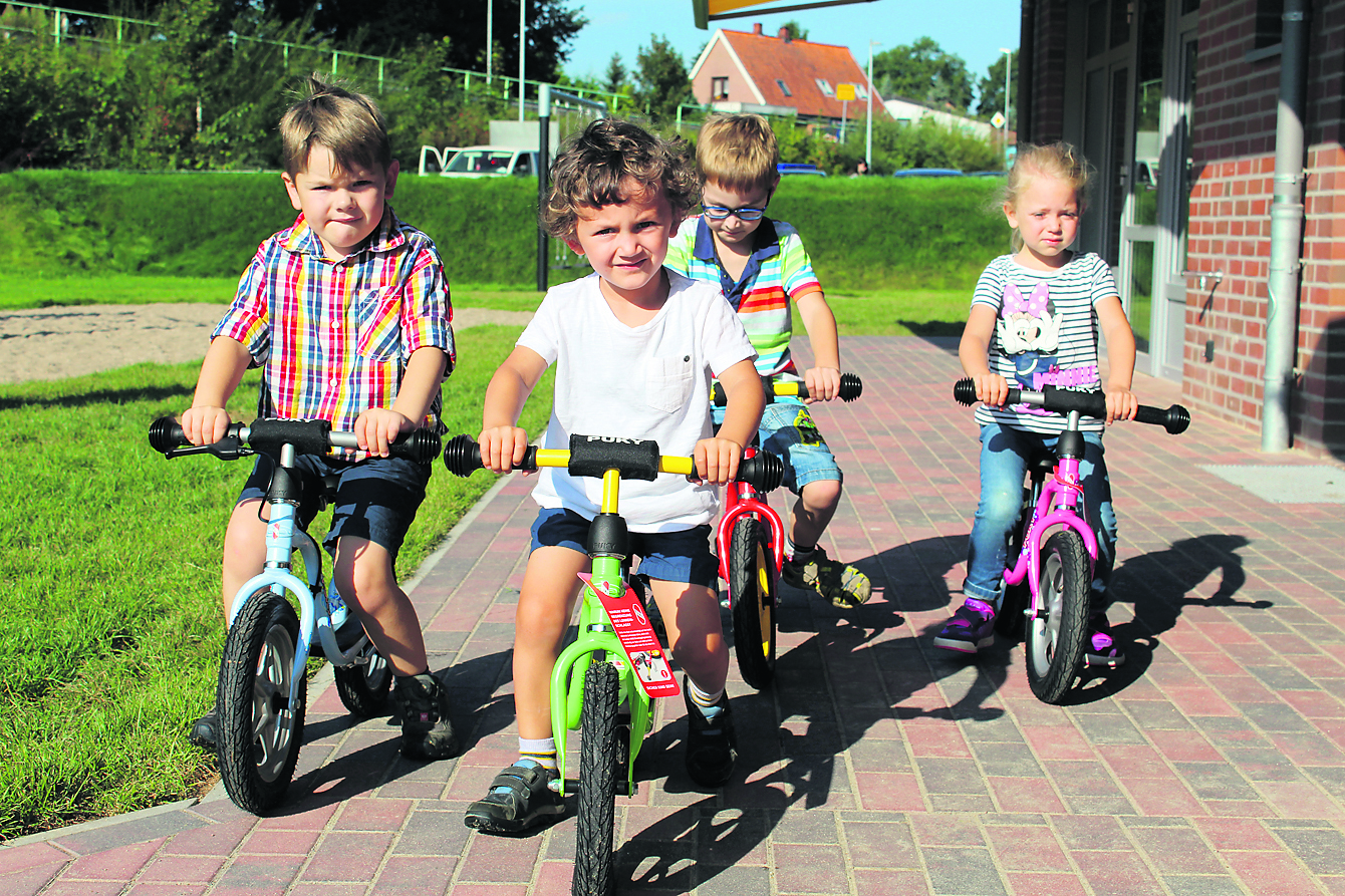 Probieren die Laufräder gleich aus (v. li.): Nick, Louis, Felix und Mia