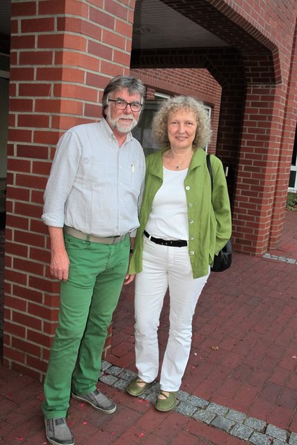 Die Eheleute Wolfgang und Elke Weh (beide Grüne) am Wahlabend am Fredenbecker Rathaus. Wolfgang Weh schied aus dem Samtgemeinderat aus. Seine Ehefrau bleibt in dem Gremium