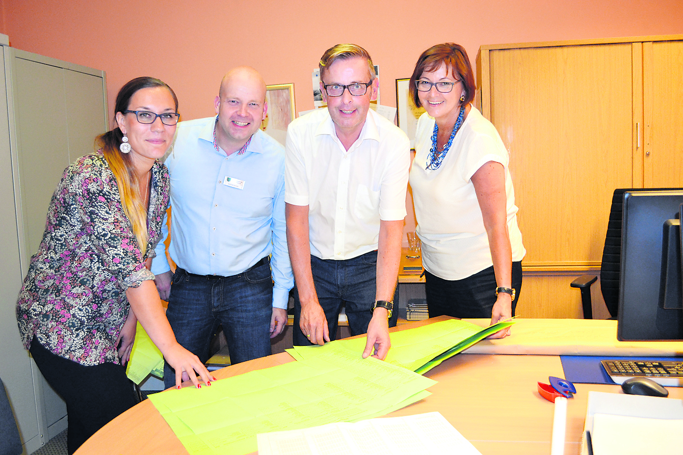 Hielten mit den Wahlhelfern und weiteren Verwaltungsmitarbeitern die Stellung im Rathaus (v. li.): Kim Künne, Alexander Schultz, Samtgemeinde-Bürgermeister Heiner Albers und Kerstin Markus