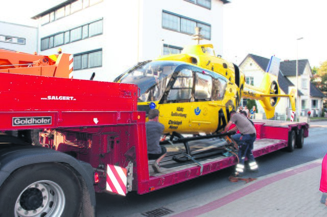 Am Montagabend wurde der Helikopter auf einem Lkw-Auflieger abtransportiert | Foto: os