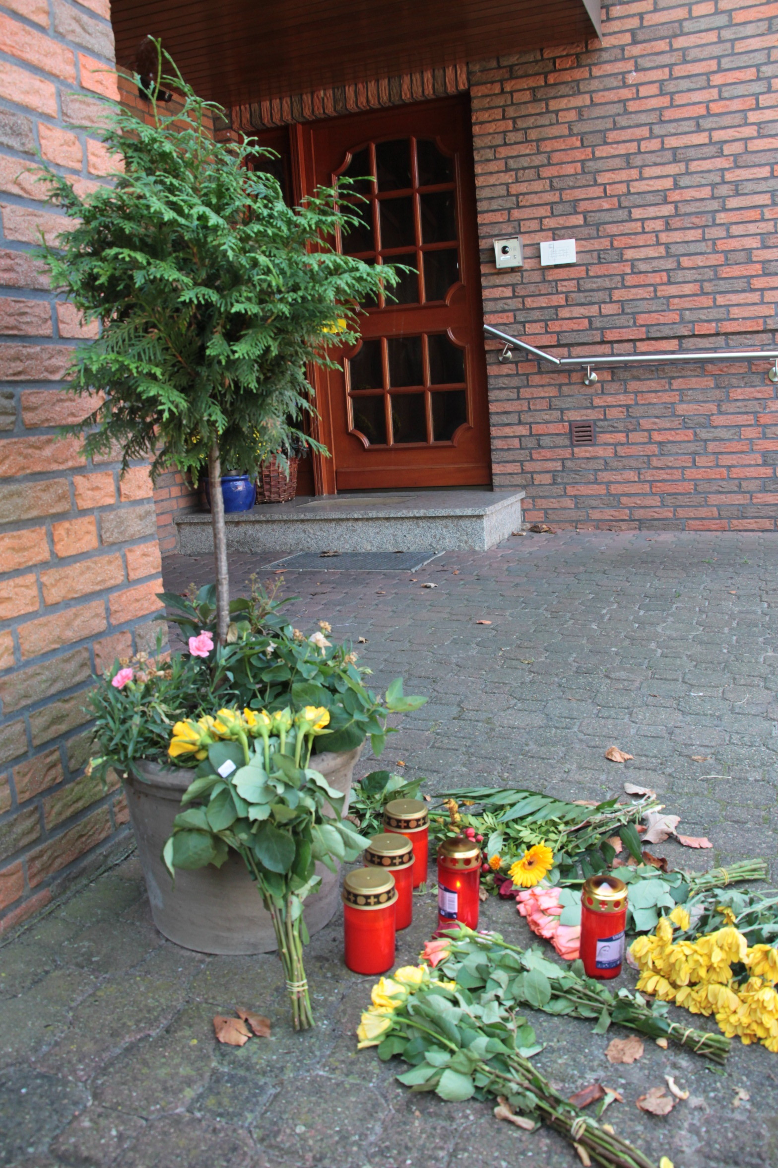 Mitfühlende stellten Trauerkerzen auf und legten vor dem Haus Blumen nieder