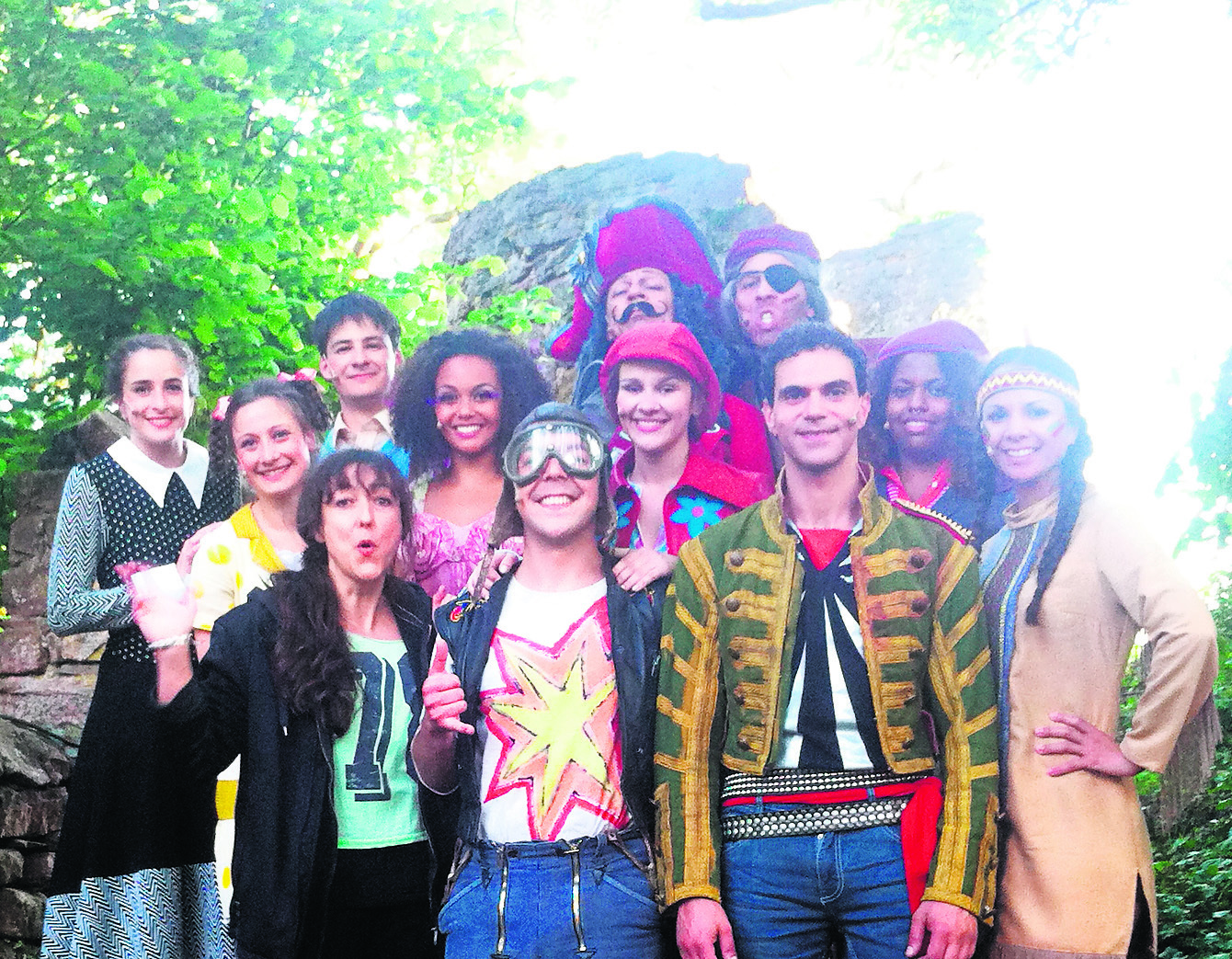 Larissa Schories (vorne links) mit den Akteuren des Peter Pan-Musicals