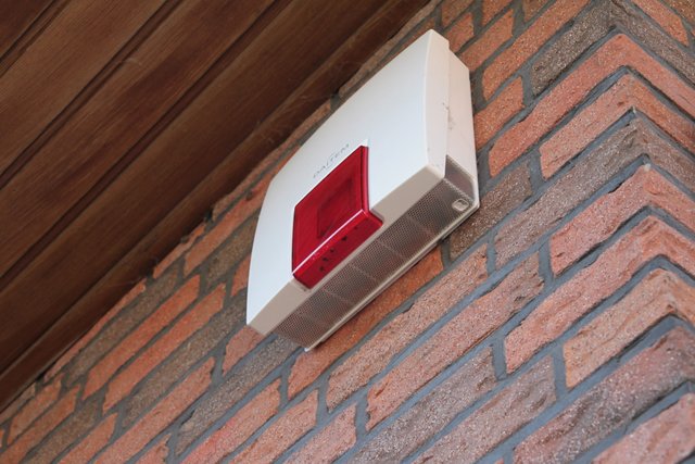 Alarmanlage über dem Hauseingang