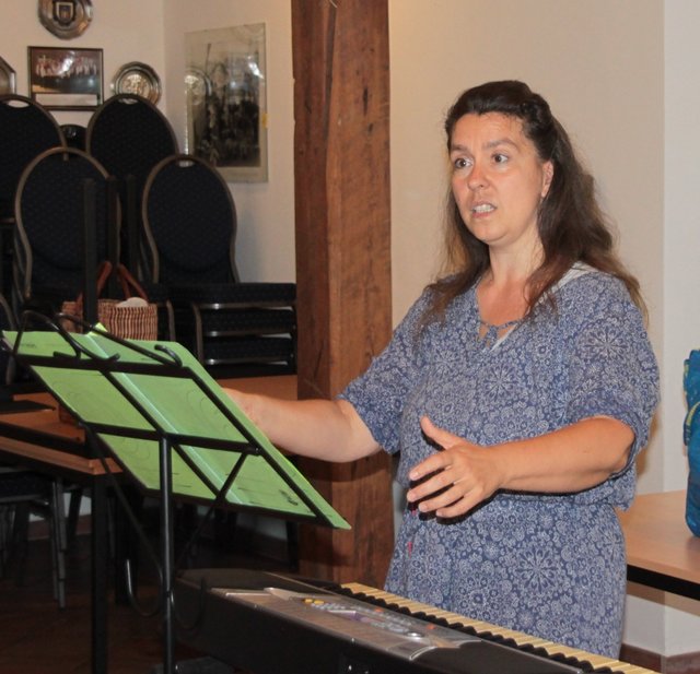 Chorprobe: Katja Schmidtsdorff leitet die "Mühlenfinken" musikalisch an