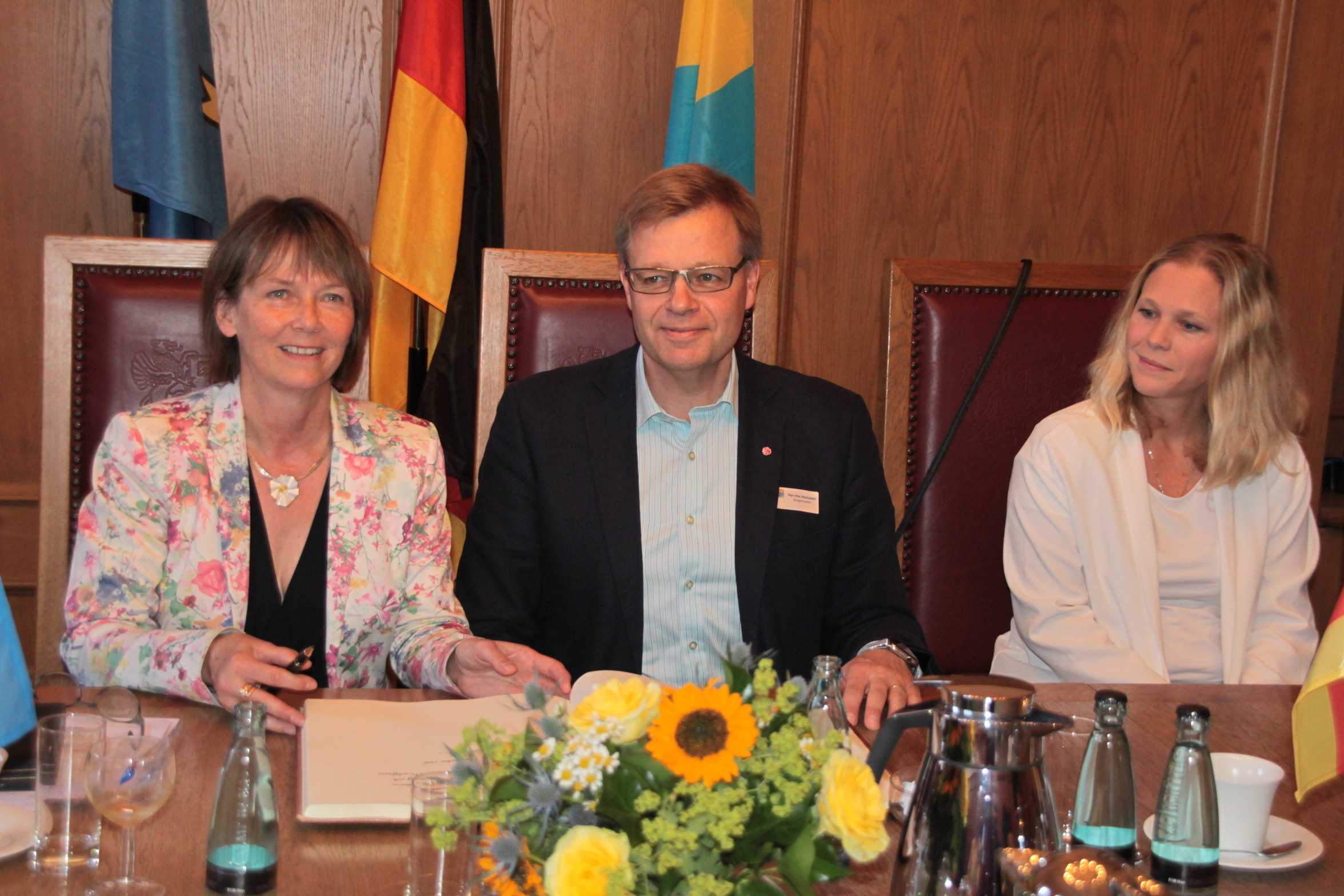 Eintrag ins Goldene Buch: Per-Ola Mattsson - Bürgermeister von Karlshamn, mit seiner Referentin für EU-Fragen und Städtepartnerschaften Annika Henesey (re.) und der Stader Bürgermeisterin Silvia Nieber