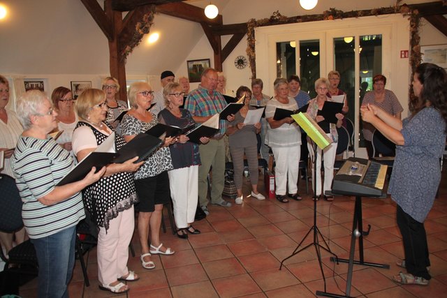 Übungsabend im Kötnerhuus in Düdenbüttel: der gemischte Chor "Mühlenfinken" unter der Leitung von Katja Schmidtsdorff (re.)