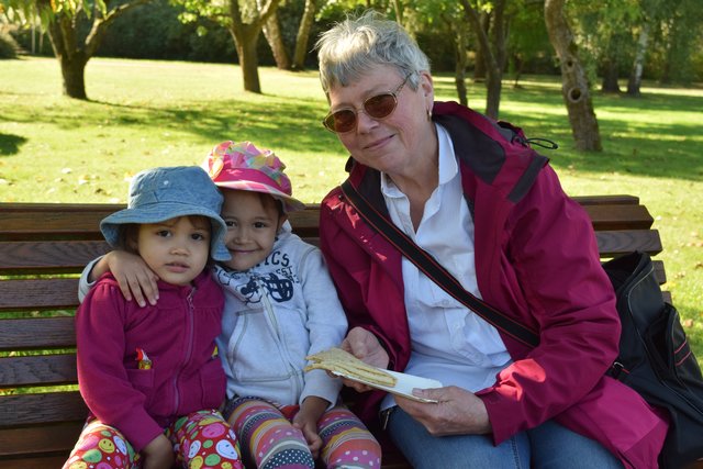 Brigitte Röhl kam mit ihren Enkelinnen Johamma (li., 3) und Katharina (5) zum Dahlienfest