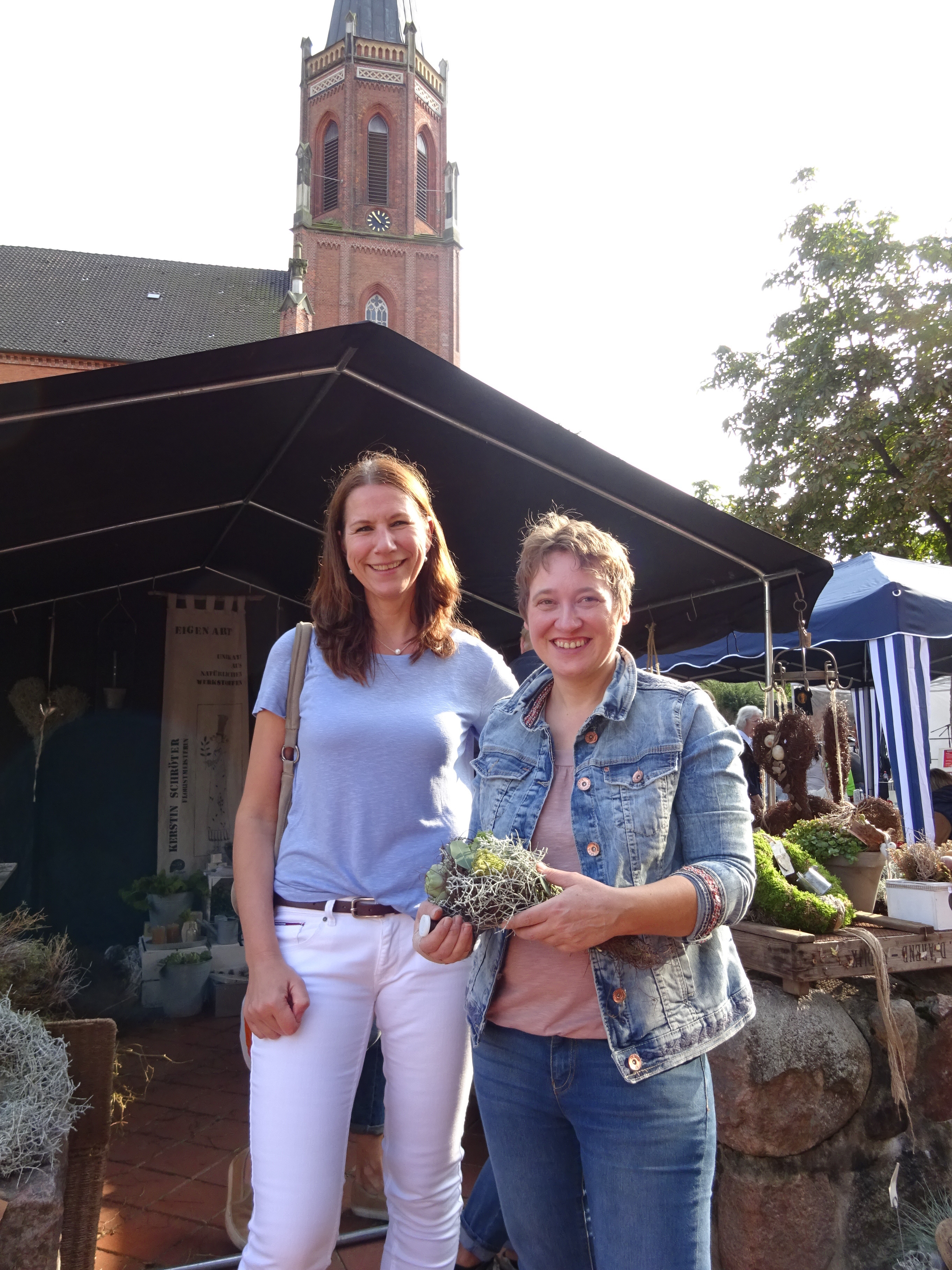 Katja Henning aus Stade holt sich Rat bei Floristmeisterin Kerstin Schröter (re.)