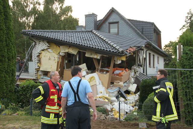 Die Feuerwehr sperrt das Grundstück ab