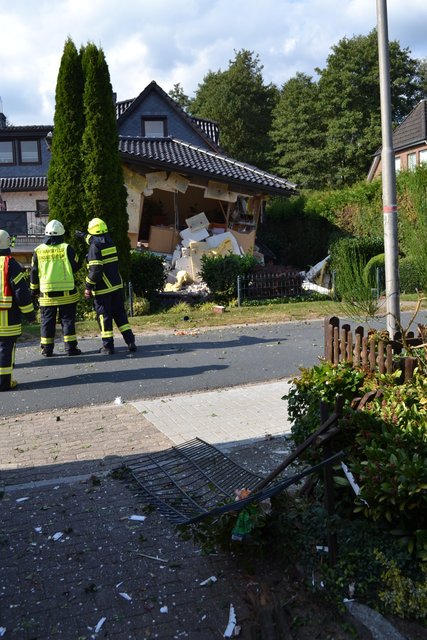 Scherben und Trümmer fliegen bis in die Nachbargrundstücke | Foto: Feuerwehr Harsefeld