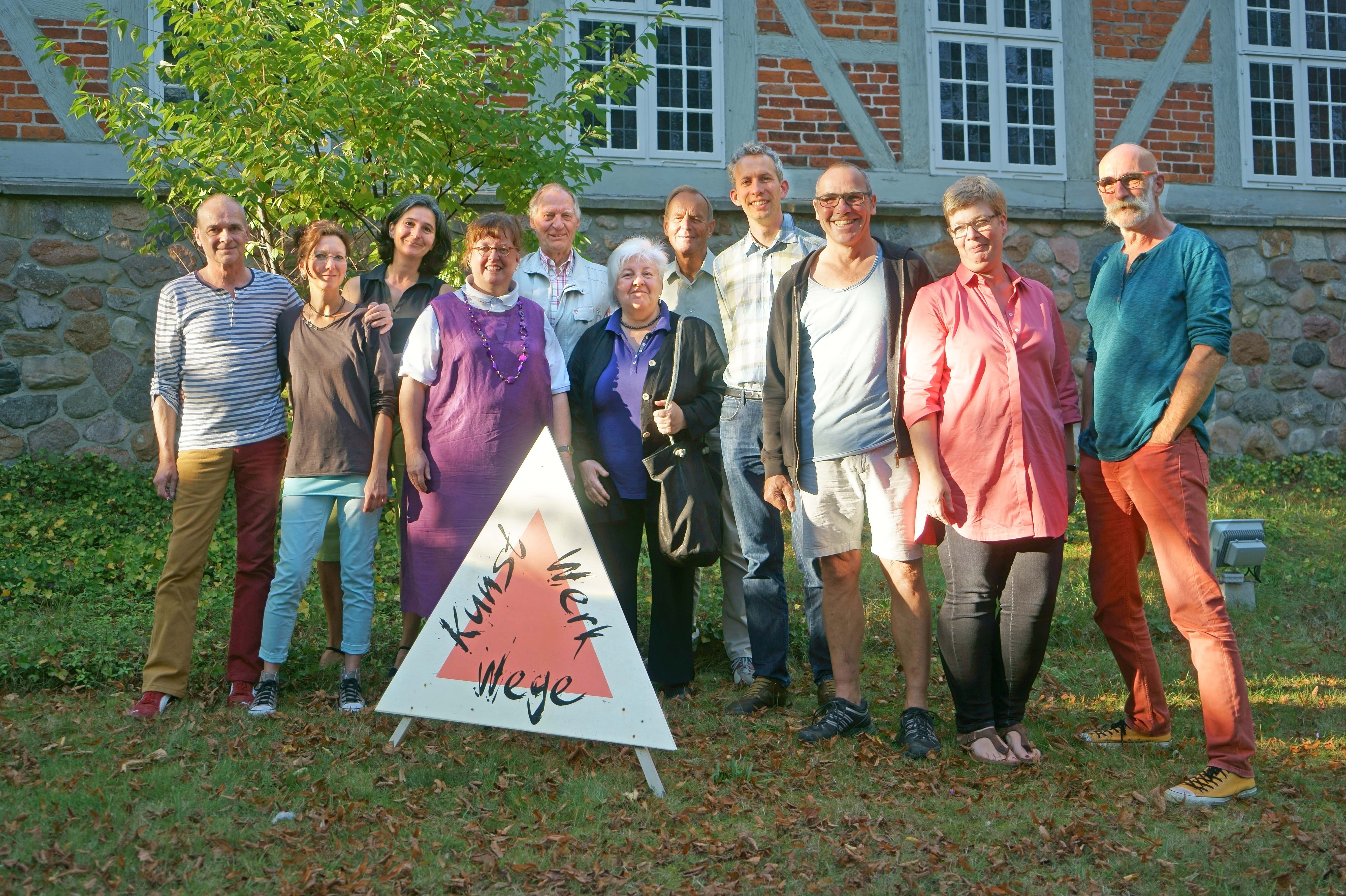 Bei der Spendenübergabe (v. li.): Peter und Martina Teetzmann, Claudia Friedrichs, Cornelia Arndt, Klaus Boenert, Renate Klammer, Hasso Ernst Neven, Nikolaus Lemberg, Ulf Petersen, Karoline Scharf und Stephan Meier