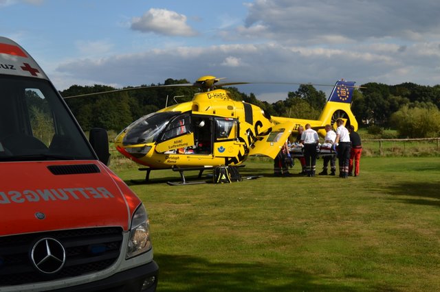 Die lebensgefährliche verletzte Bewohnerin wird mit dem Rettungshubschrauber in eine Spezialklinik gebracht | Foto: Feuerwehr Harsefeld