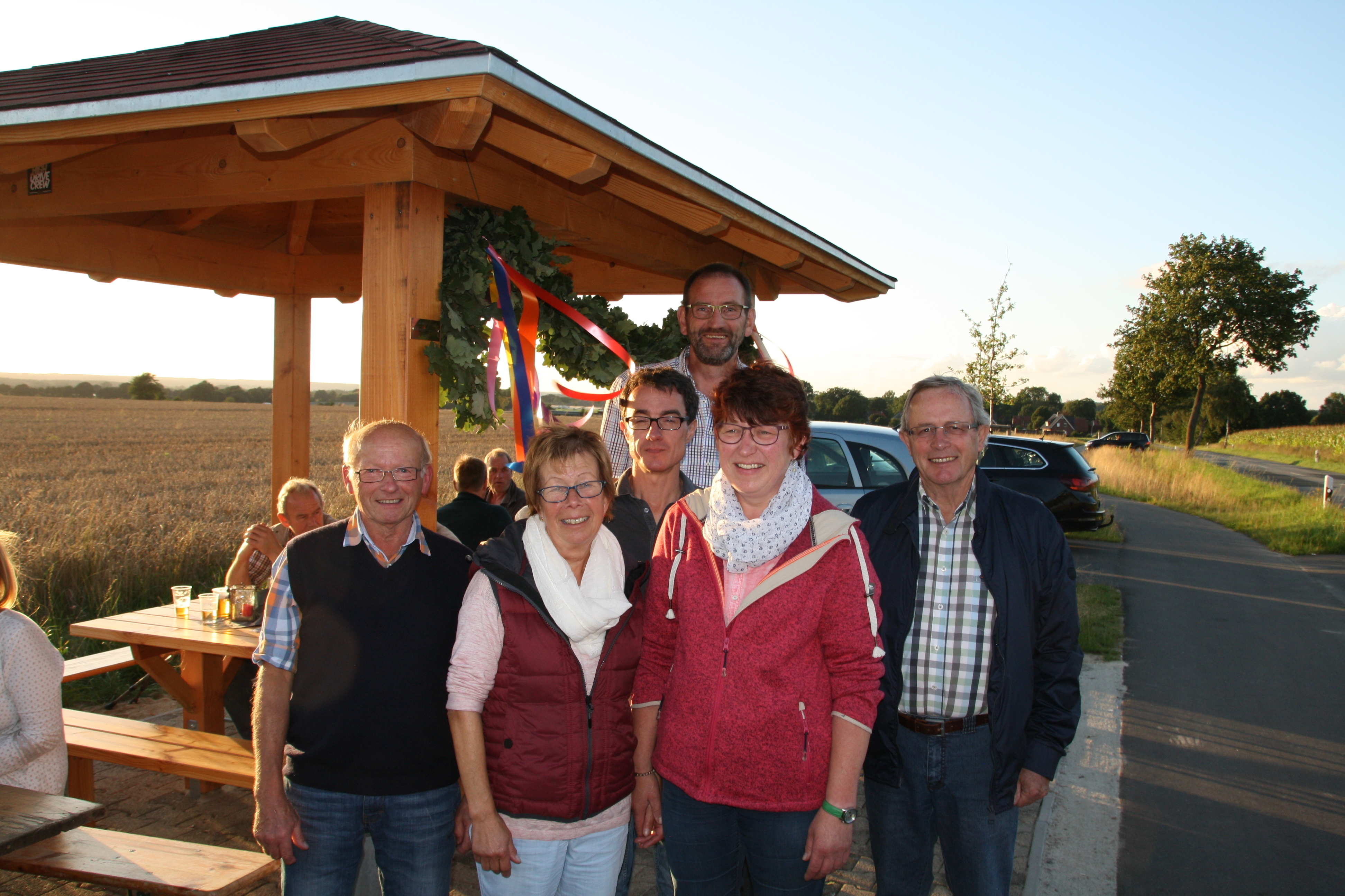 Freuen sich über den neuen Pavillon (v. li.): Richard und
Sonnhild Garbers, Lars Johanns (alle Werbegemeinschaft), Dirk Schierhorn (stellvertretender Bürgermeister), Petra Menck (Werbegemeinschaft) und Bürgermeister Henning Schamlott