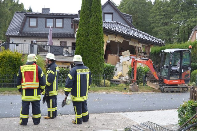 Ein Bagger rückt an, um die Gasleitung freizulegen. Sie wird abgeklemmt | Foto: Feuerwehr Harsefeld