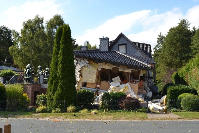 Der Anbau ist zur Seite weggeknickt | Foto: Feuerwehr Harsefeld