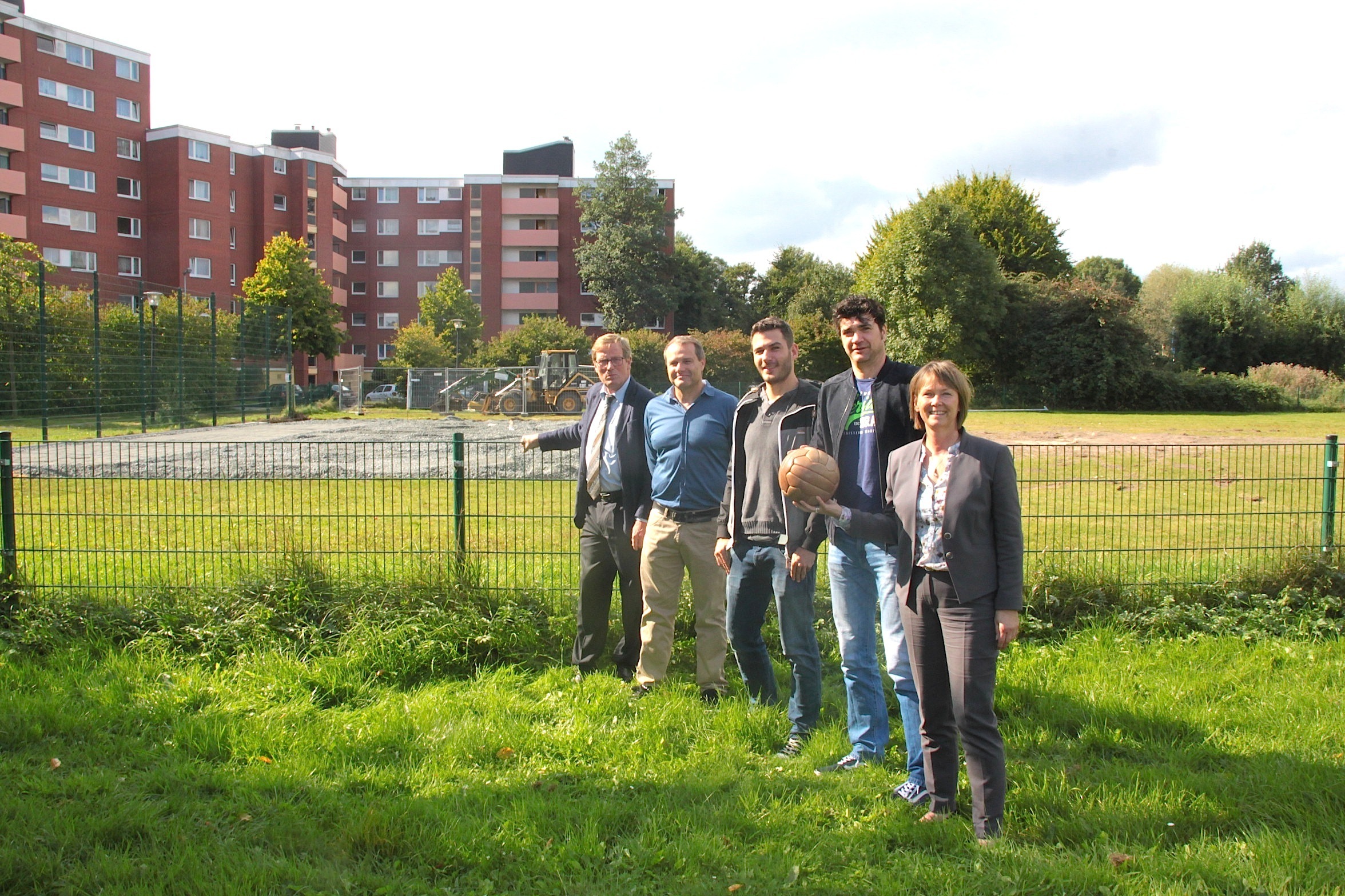 An der Baustelle (v. li.): Landgerichtspräsident Carl Fritz Fitting, der städtische Kulturmanager Dr. Andreas Schäfer, Robert Henrich und Marc Olszewski von der Stadtjugendpflege mit Bürgermeisterin Silvia Nieber