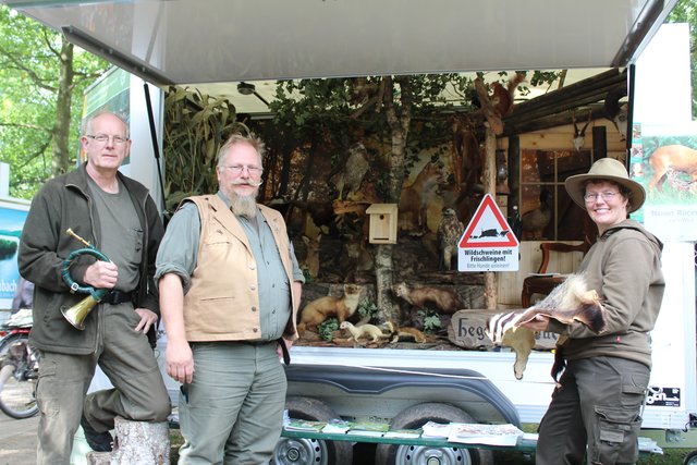 Wollen mit ihrem neuen Infomobil auf die heimische Tierwelt aufmerksam machen: Thomas Laumann (li.), Bernard Roeingh-Wegner und Diana Mattke vom Hegering Buchholz