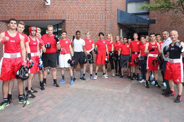 Vor ihrer Vorführung: die 08-Boxer um Trainer Mahmoud Awad (re.) | Foto: os