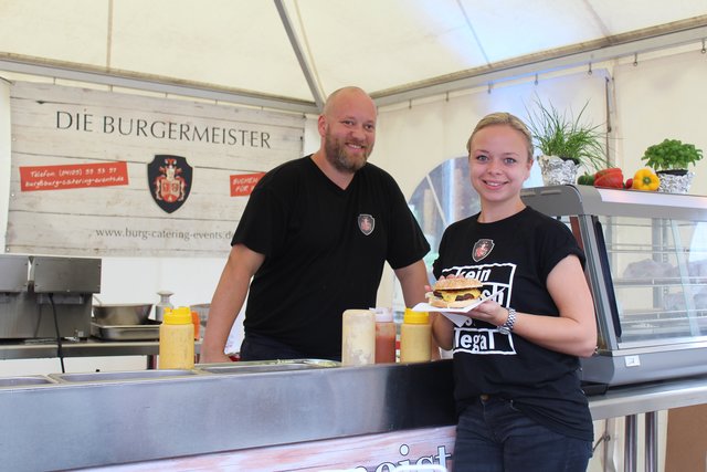 Enno und Mila von "Die Burgermeister" kamen mit ihrem Foodtruck nach Buchholz