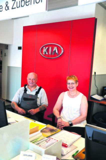 Ulrike Lüers ist die erste Stimme am Kunden-
telefon, Thomas Jürgens (Ersatzteile und Karrosseriearbeiten) sorgt für die Auftrags-
annahme