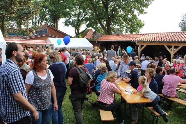 Ottenser Einwohner und weitere Gäste genossen die Sonne und das Unterhaltungsprogramm