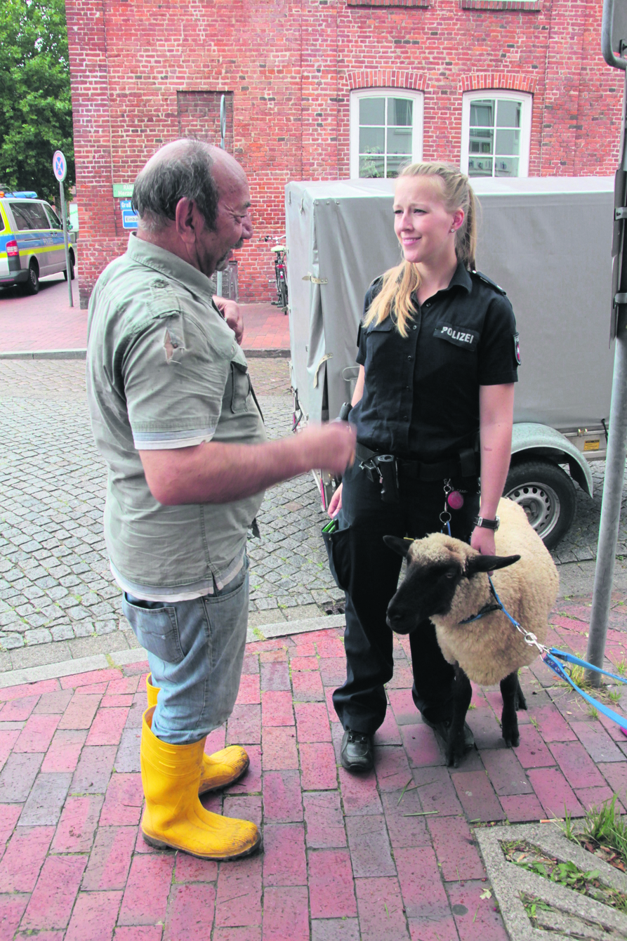 "Du bist vorläufig festgenommen!": Polizistin Antje Pehling band das Schaf an einen Baum, bis Besitzer Zekai Yesliday eintraf