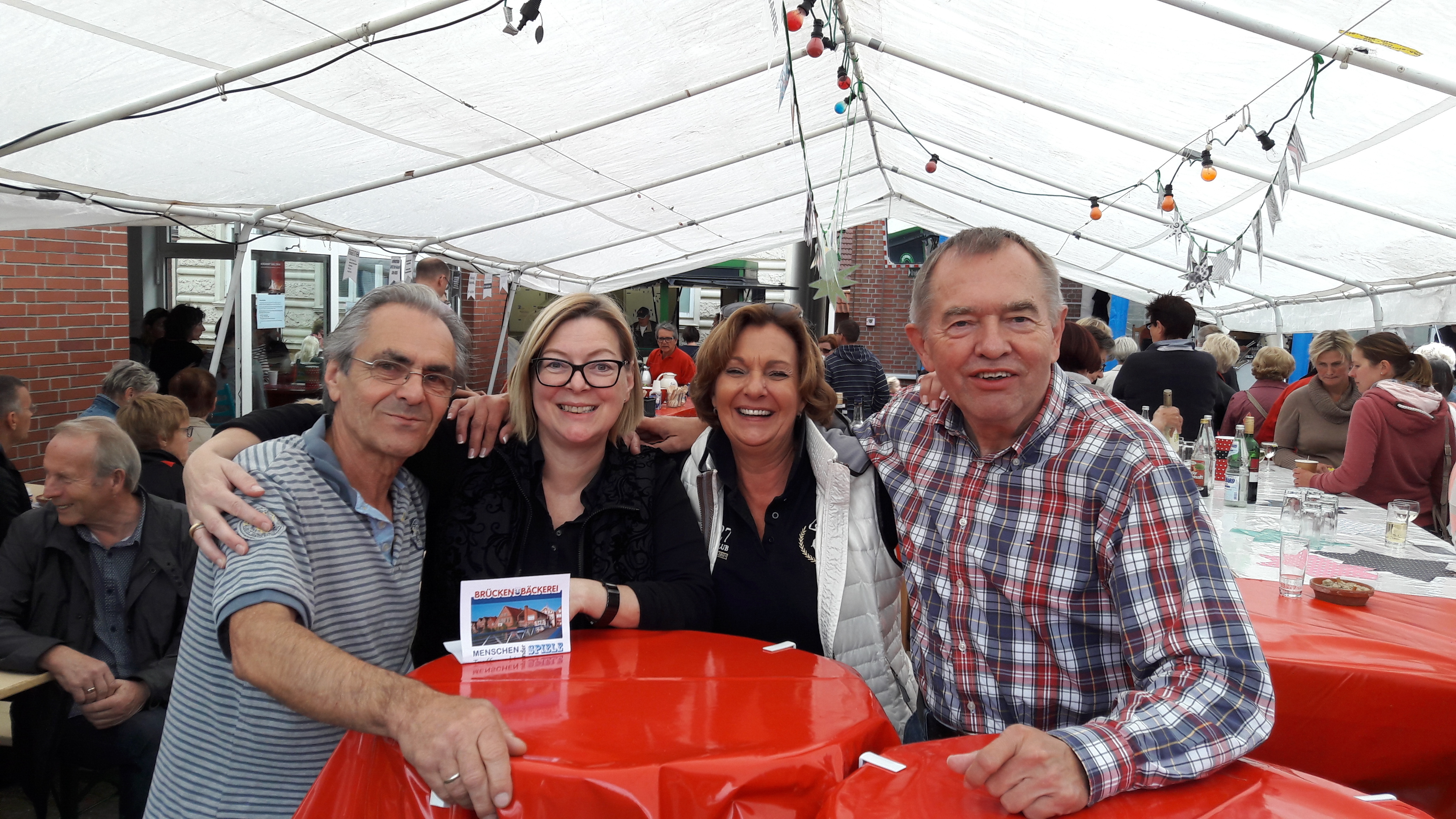 Michael Göthert und Dörte Harms (v. li.) vom frisch gegründeten Verein "Brücken-Bäckerei" sowie Carola Siemers und Peter Lühmann vom Heimatverein feierten zusammen auf dem Herbstmarkt