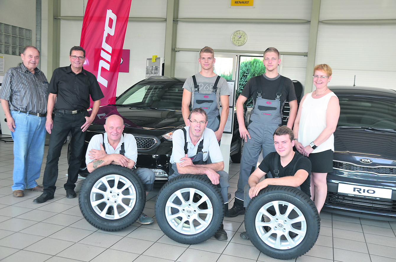 Das Team vom Autohaus John (hinten v.li.): Seniorchef Karl John, Inhaber Karl Christian John, Tim Kicinski, Sebastian Krajewski und Ulrike Lüers und (vorne) Thomas Jürgens, Hans-Peter Ritscher sowie Mike Ramcke