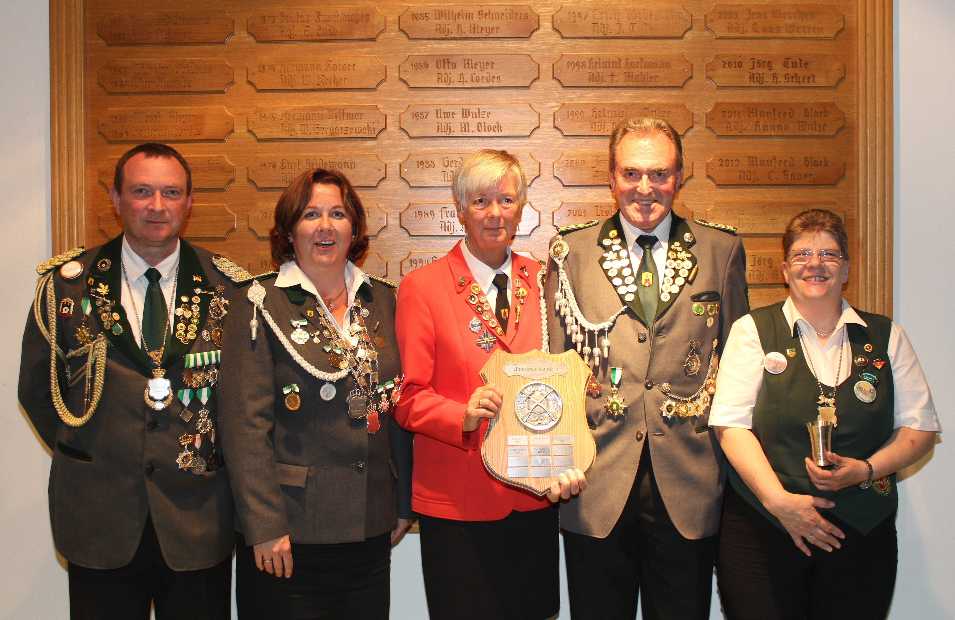 Erfolgreiche Schützen (v. li.): Unterkreiskönig Andreas Michaelis (SV Eyendorf), Unterkreiskönigin Karin Kruse (SV Toppenstedt), Renate Heuer und Eckhard Eichhorn (beide Schützenkompanie Salzhausen) sowie die beste Adjutantin Gabi Dettmering (SV Garstedt)