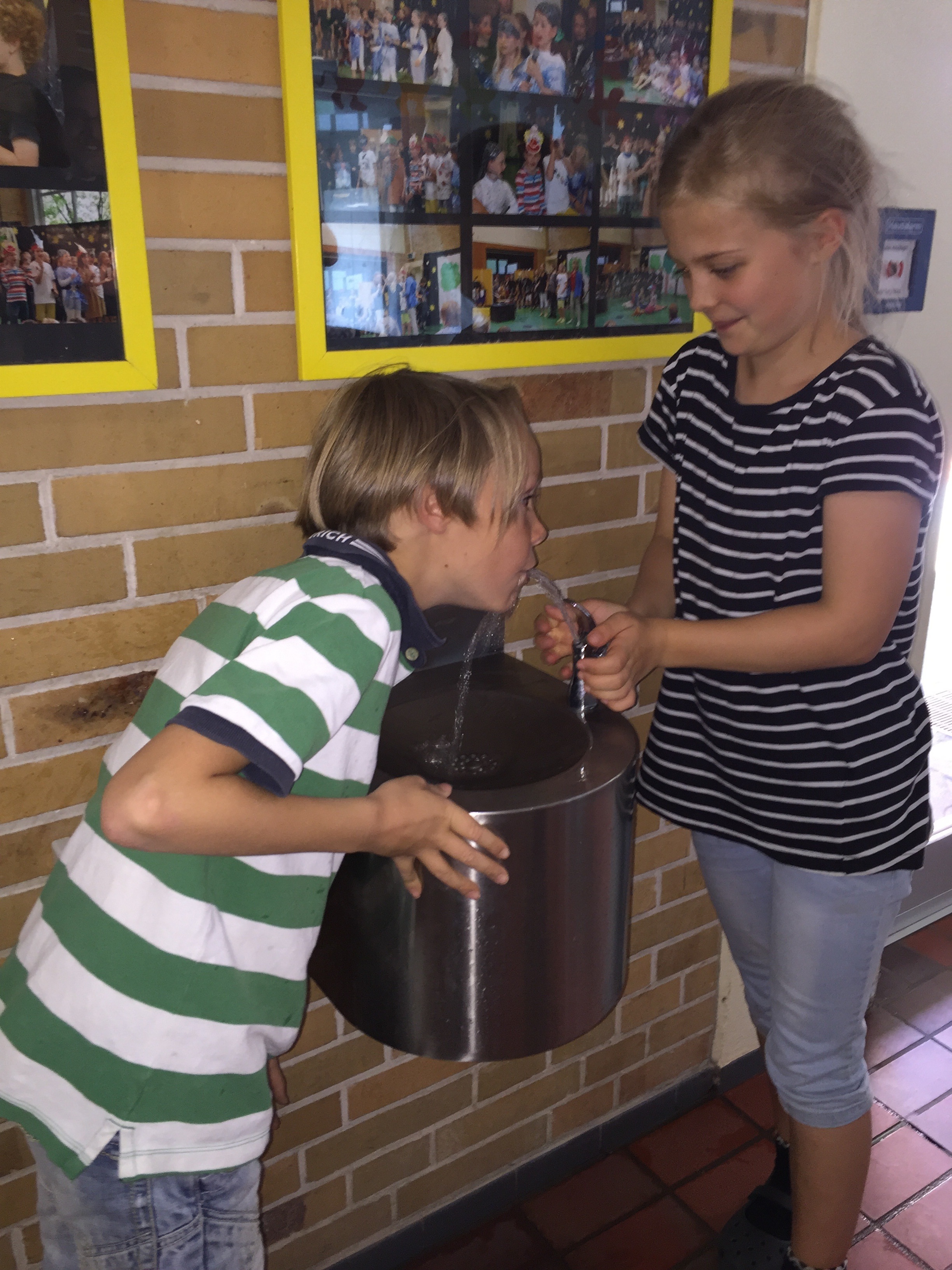 Stine und Bosse testen den neuen Trinkwasserbrunnen