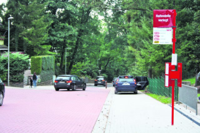 Nein der Gehweg ist kein Parkplatz! Diesen Vater, der seinen Sohn zur Schule bringt, interessiert das wenig