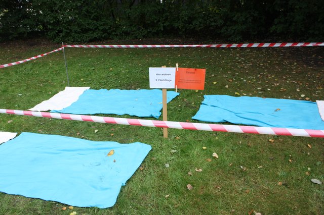 Das Bündnis für Flüchtlinge verdeutlichte, wie wenig Platz Flüchtlinge in ihren Unterkünften haben | Foto: os