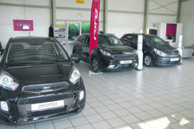 Im Showroom werden den Besuchern die KIA-Fahrzeuge präsentiert. Es gibt attraktive Angebote, 
so zum Beispiel den Stadtflitzer KIA Picanto (li.)