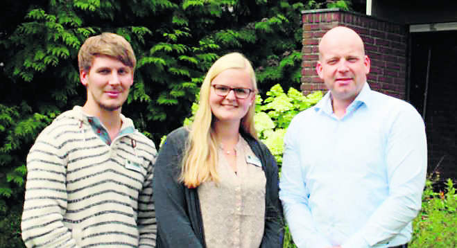 René Steinecke (re.) beginnt seine Ausbildung bei der Samtgemeinde. Fertig ist Nathalie Osburg darüber freut sich auch Personalchef Alexander Schulz