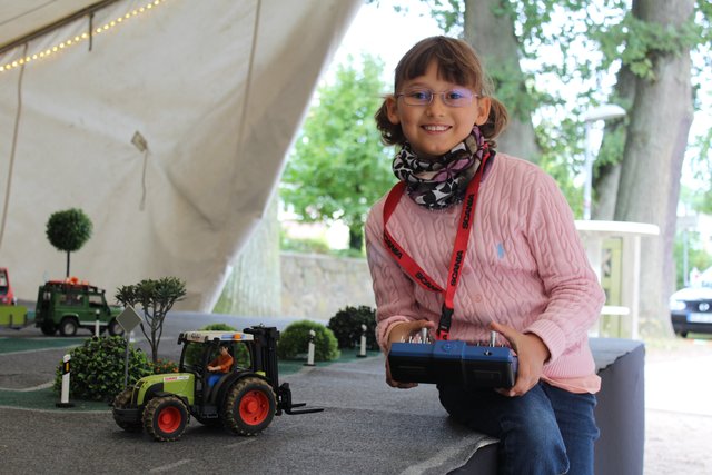 Lucie macht das Fahren der ferngesteuerten Autos der IG „Spaß am Modellbau“ viel Spaß