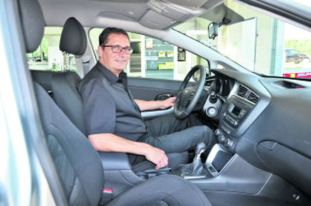 Karl Christian John ist begeistert von der Ausstattung der KIA-Fahrzeuge