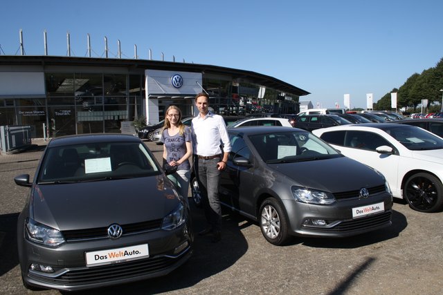 Wilken Meyer und Anne-Kathrin Kahrs vom Autohaus Meyer Beckdorf halten während der 
Gebrauchtwagenwochen Top-Angebote  bereit