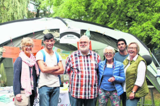 Das Bündnis für Flüchtlinge stellte seine Arbeit vor v.li.): Martina Abels, Adil Tonolee, Winfried Bolte, Adelheid Hamann, Najeeb Sherivar und Elisabeth Schmidt