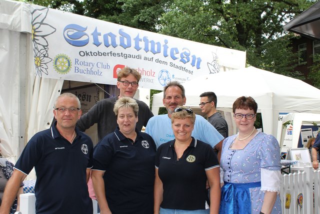 Haben die "Stadtwiesen" gemeinsam organisiert: Kai Schröder (vordere Reihe v. li.), Heike Fänger, Caroline Cordesmeyer, Kerstin Witte sowie Henning Brandt (hintere Reihe v. li.) und Klaas Jensen