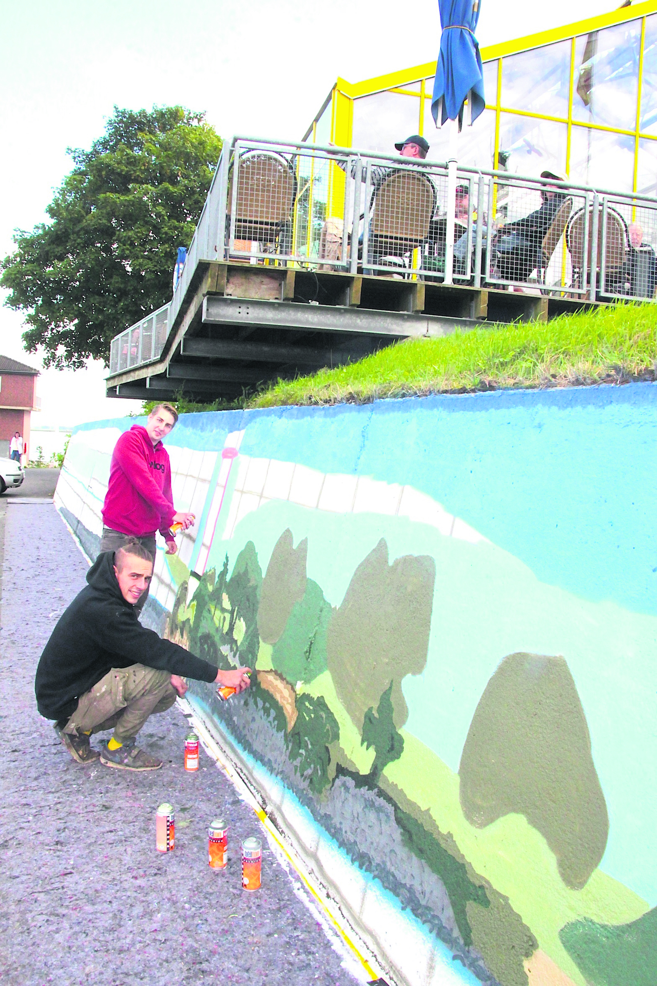 Die Graffiti-Künstler Leo Cordes (vorne) und Fabian Riepshoff bei der Arbeit