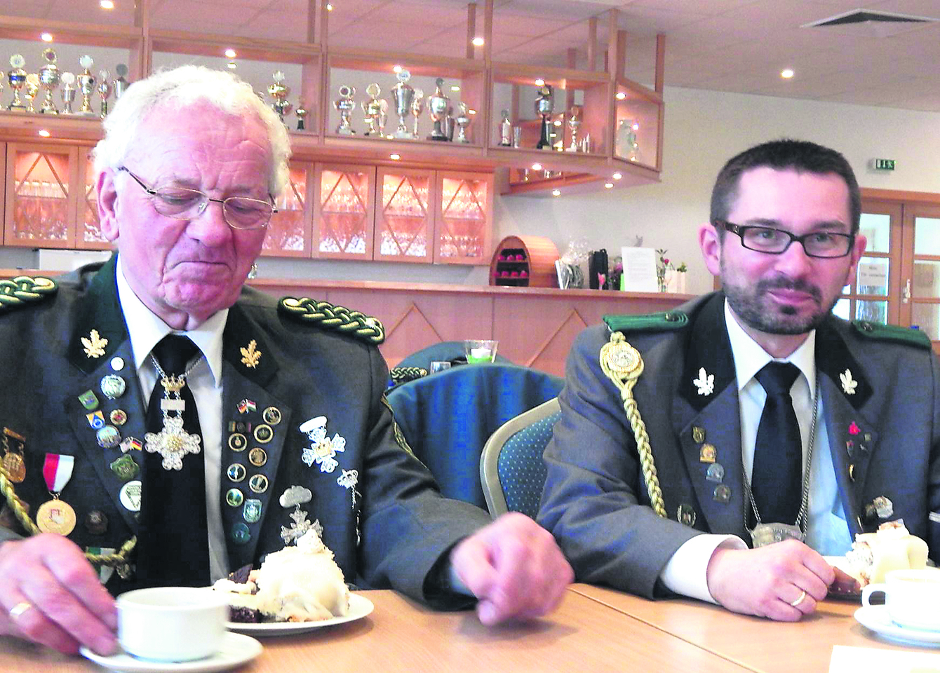Bewies Treffsicherheit: der Elstorfer Schützenbruder Mathias Weiß (re.)