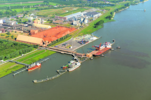 Der Rohbau der Anlage steht bereits in Bützfleth in unmittelbarer Nachbarschaft zum Seehafen | Foto: www.luftbild.fotograf.de