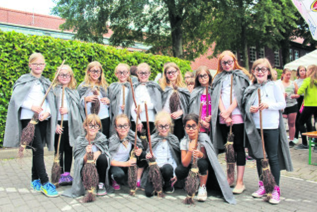Zauberhaft war die Atmosphäre auf dem Stadtfest in Buchholz. Dazu trug nicht nur die Showdance-Gruppe von Buchholz 08 mit ihren phantasievollen, selbstgenähten Kostümen bei, die auf der Rathausbühne vor zahlreichen Zuschauern ihre Show „Magic“ vorstellte.